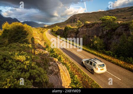 Royaume-Uni, Écosse, Highlands, Côte Nord, Wester Ross, Achnasheen, la route A832 longe le Loch Maree Banque D'Images