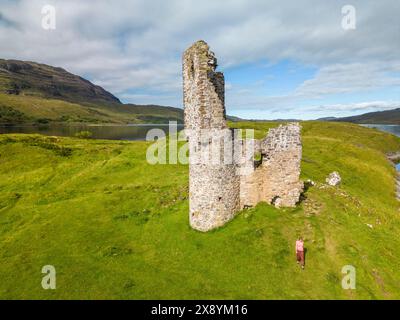 Royaume-Uni, Écosse, Highlands region, Sutherland, Loch Assynt, ruine du château d'Ardvreck (vue aérienne) Banque D'Images