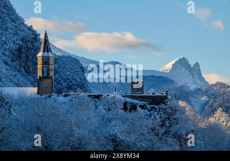 France, Pyrénées Atlantiques, Béarn, église du Castet en hiver et pic du midi d'Ossau enneigé au lever du soleil Banque D'Images