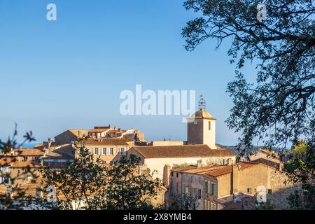 La France, Var, presqu'île de Saint-Tropez, Ramatuelle, belvedere depuis la place de la mairie sur le village et l'église Notre-Dame de l'Assumpt Banque D'Images