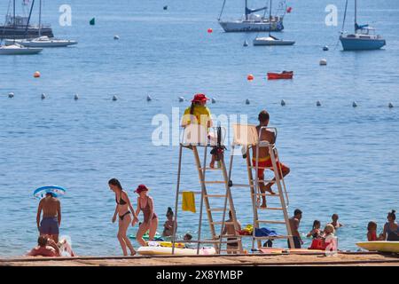 France, Pyrénées Atlantiques, Ciboure, baie de Saint Jean de Luz, sauveteurs sur leurs chaises hautes surveillant la plage du Fort Socoa Banque D'Images