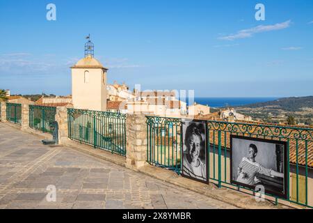 La France, Var, presqu'île de Saint-Tropez, Ramatuelle, belvedere depuis la place de la mairie sur le village et l'église Notre-Dame de l'Assumpt Banque D'Images