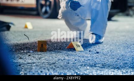 Un plan de preuves au niveau du sol sur une scène de crime enquêtée par Forensics. Une photo de marqueur numéroté à côté de Bullet Shells et Bloody Glasses potentiellement appartenant et laissé derrière par le tueur Banque D'Images