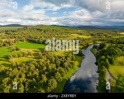 Écosse, Highlands, parc national de Cairngorms, Grantown-on-Spey, campagne autour de la rivière Spey (vue aérienne) Banque D'Images