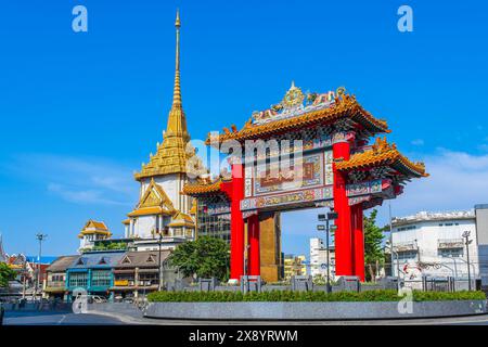 Thaïlande, Bangkok, district de Samphanthawong, cercle d'Odéon, porte chinoise-thaïlandaise au Chinatown de Bangkok, Wat Traimit ou Temple Golden Bouddha dans le b Banque D'Images