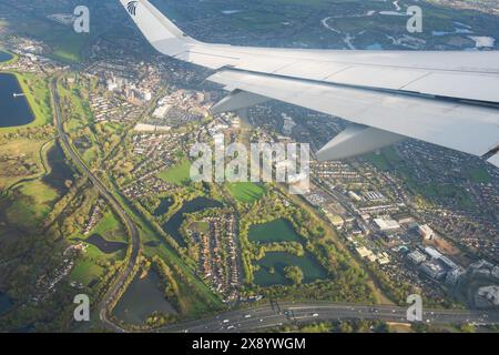 EgyptAir Airbus A320 Neo Wing sur un avion sortant de l'aéroport de Londres Heathrow alors qu'il passe au-dessus de Staines upon Thames et le M25 London Orbital mot Banque D'Images