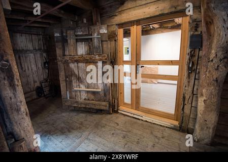 Un lieu de commerce depuis des centaines ou des années au Bryggen à Bergen, Norvège. Grandes propriétés en bois montrant un âge considérable et des allées et des recoins à expl Banque D'Images