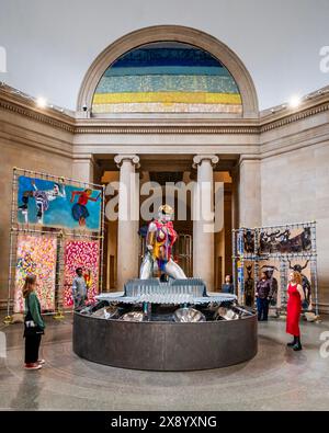 Londres, Royaume-Uni. 28 mai 2024. La sculpture Samantha - Grace, 2024, Une nouvelle commande de l'artiste Alvaro Barrington dans les galeries néo-classiques Duveen de la Tate Britain. Se considérant avant tout comme un peintre, Barrington est connu pour son utilisation étendue de matériaux, de motifs et de techniques qui font référence à ses souvenirs personnels et à ses influences culturelles de la musique, de la culture pop et de l'histoire de l'art. Crédit : Guy Bell/Alamy Live News Banque D'Images