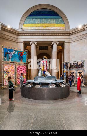 Londres, Royaume-Uni. 28 mai 2024. La sculpture Samantha - Grace, 2024, Une nouvelle commande de l'artiste Alvaro Barrington dans les galeries néo-classiques Duveen de la Tate Britain. Se considérant avant tout comme un peintre, Barrington est connu pour son utilisation étendue de matériaux, de motifs et de techniques qui font référence à ses souvenirs personnels et à ses influences culturelles de la musique, de la culture pop et de l'histoire de l'art. Crédit : Guy Bell/Alamy Live News Banque D'Images