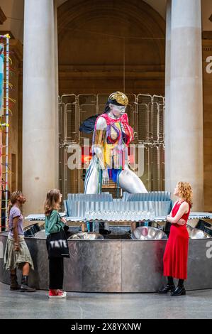 Londres, Royaume-Uni. 28 mai 2024. La sculpture Samantha - Grace, 2024, Une nouvelle commande de l'artiste Alvaro Barrington dans les galeries néo-classiques Duveen de la Tate Britain. Se considérant avant tout comme un peintre, Barrington est connu pour son utilisation étendue de matériaux, de motifs et de techniques qui font référence à ses souvenirs personnels et à ses influences culturelles de la musique, de la culture pop et de l'histoire de l'art. Crédit : Guy Bell/Alamy Live News Banque D'Images