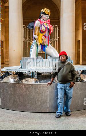 Londres, Royaume-Uni. 28 mai 2024. Grace, 2024, Une nouvelle commande de l'artiste Alvaro Barrington (photo avec la sculpture Samantha) dans les galeries néo-classiques Duveen de la Tate Britain. Se considérant avant tout comme un peintre, Barrington est connu pour son utilisation étendue de matériaux, de motifs et de techniques qui font référence à ses souvenirs personnels et à ses influences culturelles de la musique, de la culture pop et de l'histoire de l'art. Crédit : Guy Bell/Alamy Live News Banque D'Images