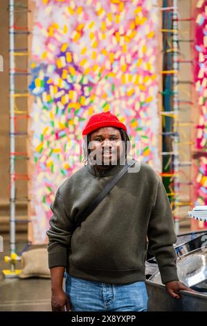 Londres, Royaume-Uni. 28 mai 2024. Grace, 2024, Une nouvelle commande de l'artiste Alvaro Barrington (photo avec la sculpture Samantha) dans les galeries néo-classiques Duveen de la Tate Britain. Se considérant avant tout comme un peintre, Barrington est connu pour son utilisation étendue de matériaux, de motifs et de techniques qui font référence à ses souvenirs personnels et à ses influences culturelles de la musique, de la culture pop et de l'histoire de l'art. Crédit : Guy Bell/Alamy Live News Banque D'Images