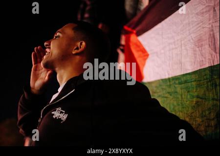 Jan Schmidt-Whitley/le Pictorium - manifestation de soutien à la Palestine - 27/05/2024 - France / Paris / Paris - Un jeune homme devant un drapeau palestinien. Plus de 10 000 personnes se sont spontanément rassemblées à Paris après le bombardement par l'armée israélienne d'une zone humanitaire à Rafah dans la bande de Gaza, tuant des dizaines de civils et d'enfants dans le camp de Tell Al-Sultan géré par l'UNRWA. Banque D'Images