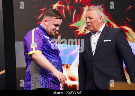 Londres, Royaume-Uni. 23 mai 2024. Luke Littler après avoir gagné, avec le maître de cérémonie de John McDonald PDC lors des 2024 Play-offs BetMGM premier League Darts à l'O2 Arena, Londres, Angleterre, Royaume-Uni le 23 mai 2024 crédit : Every second Media/Alamy Live News Banque D'Images