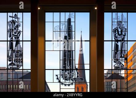 Vue à travers la façade vitrée de la gare principale avec une fenêtre en verre picturale, Allemagne, Rhénanie du Nord-Westphalie, région de la Ruhr, Dortmund Banque D'Images