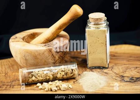 Tubercules de gingembre, écrasés dans un tube de verre, poudre de gingembre et Moerser Banque D'Images