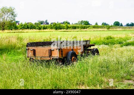 vieille remorque en herbe haute Banque D'Images