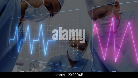 Image d'un moniteur de fréquence cardiaque face à une équipe de chirurgiens pratiquant une chirurgie à l'hôpital Banque D'Images