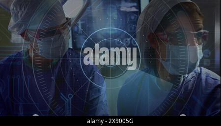 Image d'un scanner rond contre divers chirurgiens masculins et féminins pratiquant une chirurgie à l'hôpital Banque D'Images