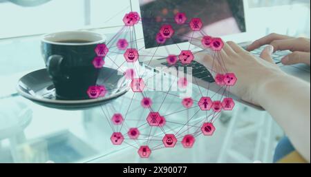 Image du globe d'icônes numériques tournant sur la section médiane d'une femme utilisant un ordinateur portable dans un café Banque D'Images