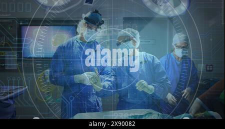 Image d'un scanner rond face à divers chirurgiens masculins et féminins discutant avant la chirurgie Banque D'Images