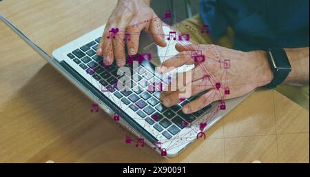 Image du globe d'icônes numériques tournant sur la section médiane d'un homme utilisant un ordinateur portable au bureau Banque D'Images