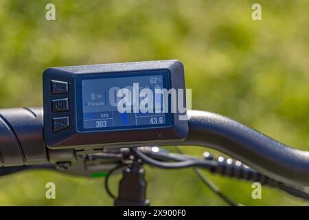 activité, odomètre de vélo, installation d'odomètre de vélo, vélo, vélo, noir, bouton, caucasien, vérification du compteur kilométrique, vérification du compteur de vitesse, co Banque D'Images