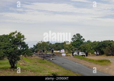 Nouméa, Nouvelle-Calédonie. 28 mai 2024. Les forces de l'ordre à une barricade érigée par des manifestants sur la route d'accès au Médipole via la piscine de Koutio. L’état d’urgence imposé à la Nouvelle-Calédonie pour réprimer les émeutes meurtrières a été levé mardi matin. La présidence française a déclaré que 480 gendarmes avaient été envoyés pour renforcer le territoire du Pacifique. Nouméa, Nouvelle-Calédonie, le 28 mai 2024. Photo de Chabaud Gill/ABACAPRESS. COM Credit : Abaca Press/Alamy Live News Banque D'Images