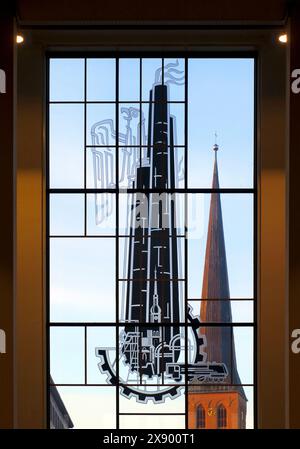 Vue à travers la façade vitrée de la gare principale avec une fenêtre en verre picturale, Allemagne, Rhénanie du Nord-Westphalie, région de la Ruhr, Dortmund Banque D'Images