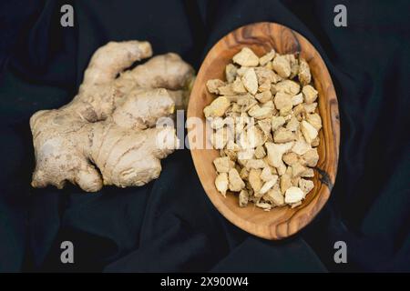 Tubercules de gingembre, écrasés dans un bol en bois Banque D'Images