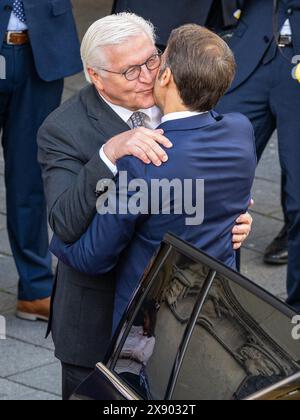 Rhénanie du Nord-Westphalie, Münster, Allemagne. 28 mai 2024. Le président fédéral Frank-Walter Steinmeier (g) accueille Emmanuel Macron, président de la République française, devant la mairie historique. Le président français Macron et son épouse effectuent une visite d'État de trois jours en Allemagne à l'invitation du président fédéral Steinmeier. Photo : Guido Kirchner/dpa Banque D'Images