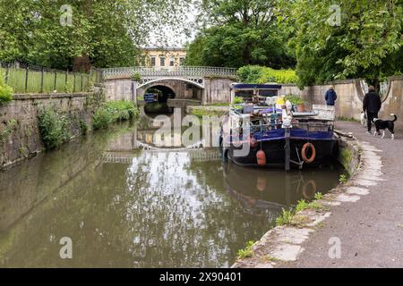 Pont piétonnier décoratif en fonte par la fonderie Coalbrookdale sur le canal Kennet et Avon à Bath, Angleterre, Royaume-Uni Banque D'Images