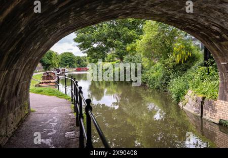 Vue sous le tunnel du canal Kennet et Avon près des jardins de Sydney, ville de Bath, Angleterre, Royaume-Uni Banque D'Images