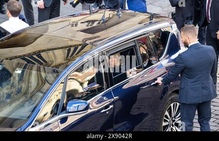 Rhénanie du Nord-Westphalie, Münster, Allemagne. 28 mai 2024. Brigitte Macron, épouse du Président de la République, arrive en limousine devant l’Hôtel de ville historique. Le président français Macron et son épouse effectuent une visite d'État de trois jours en Allemagne à l'invitation du président fédéral Steinmeier. Photo : Guido Kirchner/dpa Banque D'Images