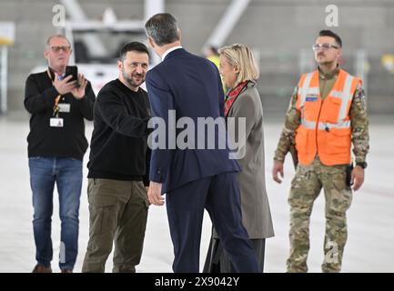 Le président ukrainien Volodymyr Zelensky, le premier ministre Alexander de Croo et le ministre de la Défense Ludivine Dedonder photographiés lors d’une visite du président ukrainien à l’aéroport militaire de Melsbroek, mardi 28 mai 2024. Zelensky est en visite en Belgique pour signer un accord bilatéral de sécurité à Bruxelles. BELGA PHOTO ERIC LALMAND Banque D'Images