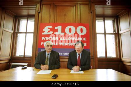 Gordon Brown, chancelier de l'Échiquier et Alistair Darling, secrétaire à la sécurité sociale, annoncent une nouvelle allocation d'hiver pour les retraités à la City Chambers, à Édimbourg, le 21/3/99. Banque D'Images