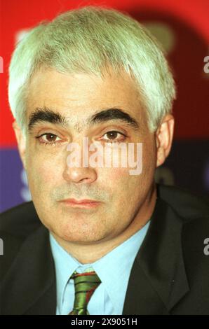 Alistair Darling, secrétaire à la sécurité sociale, annonce une nouvelle allocation d'hiver pour les retraités à la City Chambers, à Édimbourg, le 21/3/99. Banque D'Images