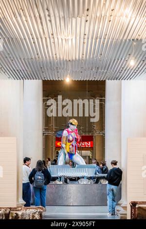 Londres, Royaume-Uni. 28 mai 2024. Grace, 2024, Une nouvelle commande de l’artiste Alvaro Barrington dans les galeries néo-classiques Duveen de la Tate Britain. Se considérant avant tout comme un peintre, Barrington est connu pour son utilisation étendue de matériaux, de motifs et de techniques qui font référence à ses souvenirs personnels et à ses influences culturelles de la musique, de la culture pop et de l'histoire de l'art. Crédit : Guy Bell/Alamy Live News Banque D'Images