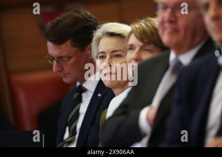 28 mai 2024, Rhénanie-du-Nord-Westphalie, Münster : Ursula von der Leyen (CDU), présidente de la Commission européenne, est assise aux côtés de Hendrik Wüst (CDU), ministre-président de Rhénanie-du-Nord-Westphalie, dans la salle de bal de la mairie de Münster lors de la cérémonie de remise du Prix international de la paix de Westphalie. Le président français Macron et son épouse effectuent une visite d'État de trois jours en Allemagne à l'invitation du président fédéral Steinmeier. Photo : Rolf Vennenbernd/dpa Banque D'Images