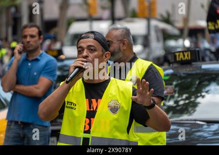 Les chauffeurs de taxi de Barcelone redescendent dans les rues et bloquent Gran via pour protester contre la lenteur de la réglementation des véhicules VTC (Uber, Cabify, Bolt), exigeant une réglementation plus stricte du secteur ou même interdisant l’utilisation de ces applications, qui sont déjà très limitées dans la ville de Barcelone. Los taxistas de Barcelona vuelven a salir a la calle y bloquean la Gran V&#xed;a para protestar por la lentitud con la regulación de los veh&#xed;culos VTC (Uber, Cabify, Bolt), exigiendo una regulación más severa del sector o incluso prohibiendo el uso de estas apps, ya muy limitadas en la Banque D'Images