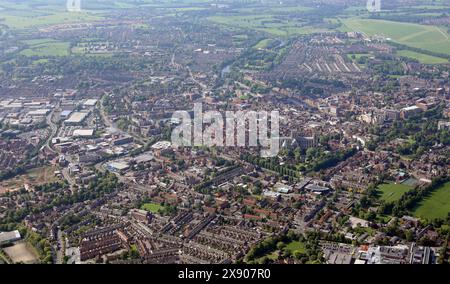 Vue aérienne du centre-ville de York en regardant vers le sud à travers l'Université York St John et York Minster. L'hippodrome est en haut à droite au loin Banque D'Images