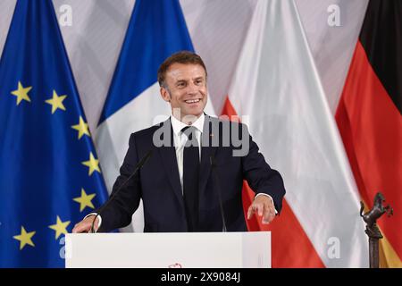 28 mai 2024, Rhénanie-du-Nord-Westphalie, Münster : Emmanuel Macron, Président de la République française, prend la parole dans la salle de bal de la mairie historique de Münster lors de la cérémonie de remise du Prix international de la paix de Westphalie. Le président français Macron et son épouse effectuent une visite d'État de trois jours en Allemagne à l'invitation du président fédéral Steinmeier. Photo : Rolf Vennenbernd/dpa Banque D'Images