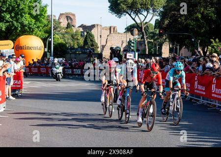 Rome, Italie. 26 mai 2024. Les cyclistes s'affrontent lors du 107e Giro d'Italia 2024, étape 21, Roma-Roma de 125 km de long. Tadej Pogacar (UAE Team Emirates) a remporté le 107ème Giro d'Italia, portant la dernière Maglia Rosa du leader du classement général. Daniel Felipe Martinez (Bora ñ Hansgrohe) et Geraint Thomas (Ineos Grenadiers) ont terminé deuxième et troisième. Tim Merlier (Soudal Quick-Step) a remporté l'étape 21, le Roma-Roma de 125 km de long. Crédit : SOPA images Limited/Alamy Live News Banque D'Images