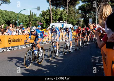 Rome, Italie. 26 mai 2024. Les cyclistes s'affrontent lors du 107e Giro d'Italia 2024, étape 21, Roma-Roma de 125 km de long. Tadej Pogacar (UAE Team Emirates) a remporté le 107ème Giro d'Italia, portant la dernière Maglia Rosa du leader du classement général. Daniel Felipe Martinez (Bora ñ Hansgrohe) et Geraint Thomas (Ineos Grenadiers) ont terminé deuxième et troisième. Tim Merlier (Soudal Quick-Step) a remporté l'étape 21, le Roma-Roma de 125 km de long. Crédit : SOPA images Limited/Alamy Live News Banque D'Images