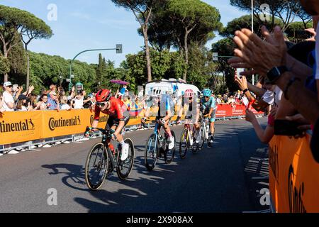 Rome, Italie. 26 mai 2024. Les cyclistes s'affrontent lors du 107e Giro d'Italia 2024, étape 21, Roma-Roma de 125 km de long. Tadej Pogacar (UAE Team Emirates) a remporté le 107ème Giro d'Italia, portant la dernière Maglia Rosa du leader du classement général. Daniel Felipe Martinez (Bora ñ Hansgrohe) et Geraint Thomas (Ineos Grenadiers) ont terminé deuxième et troisième. Tim Merlier (Soudal Quick-Step) a remporté l'étape 21, le Roma-Roma de 125 km de long. Crédit : SOPA images Limited/Alamy Live News Banque D'Images