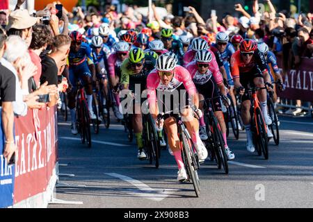 Rome, Italie. 26 mai 2024. Les cyclistes s'affrontent lors du 107e Giro d'Italia 2024, étape 21, Roma-Roma de 125 km de long. Tadej Pogacar (UAE Team Emirates) a remporté le 107ème Giro d'Italia, portant la dernière Maglia Rosa du leader du classement général. Daniel Felipe Martinez (Bora ñ Hansgrohe) et Geraint Thomas (Ineos Grenadiers) ont terminé deuxième et troisième. Tim Merlier (Soudal Quick-Step) a remporté l'étape 21, le Roma-Roma de 125 km de long. Crédit : SOPA images Limited/Alamy Live News Banque D'Images