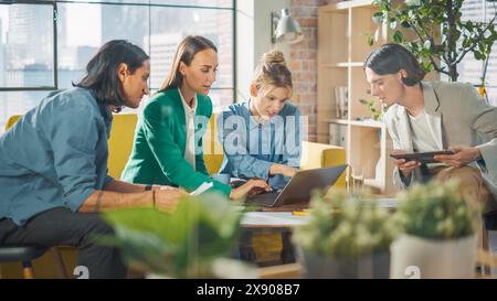 Réunion de bureau de l'agence d'architecture multiethnique moderne. Groupe d'architectes professionnels, concepteurs discutant de conception durable, projet de logement efficace sur le plan énergétique, en utilisant la tablette d'ordinateur portable, statistiques Banque D'Images