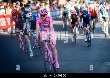 Rome, Italie. 26 mai 2024. Tadej Pogacar, de Slovénie et des Émirats arabes Unis Team Emirates - Pink leader Jersey, participe au 107e Giro d'Italia 2024, étape 21, un Roma-Roma de 125 km de long. Tadej Pogacar (UAE Team Emirates) a remporté le 107ème Giro d'Italia, portant la dernière Maglia Rosa du leader du classement général. Daniel Felipe Martinez (Bora ñ Hansgrohe) et Geraint Thomas (Ineos Grenadiers) ont terminé deuxième et troisième. Tim Merlier (Soudal Quick-Step) a remporté l'étape 21, le Roma-Roma de 125 km de long. Crédit : SOPA images Limited/Alamy Live News Banque D'Images