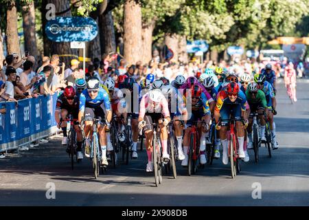 Rome, Italie. 26 mai 2024. Les cyclistes s'affrontent lors du 107e Giro d'Italia 2024, étape 21, Roma-Roma de 125 km de long. Tadej Pogacar (UAE Team Emirates) a remporté le 107ème Giro d'Italia, portant la dernière Maglia Rosa du leader du classement général. Daniel Felipe Martinez (Bora ñ Hansgrohe) et Geraint Thomas (Ineos Grenadiers) ont terminé deuxième et troisième. Tim Merlier (Soudal Quick-Step) a remporté l'étape 21, le Roma-Roma de 125 km de long. Crédit : SOPA images Limited/Alamy Live News Banque D'Images