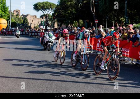 Rome, Italie. 26 mai 2024. Les cyclistes s'affrontent lors du 107e Giro d'Italia 2024, étape 21, Roma-Roma de 125 km de long. Tadej Pogacar (UAE Team Emirates) a remporté le 107ème Giro d'Italia, portant la dernière Maglia Rosa du leader du classement général. Daniel Felipe Martinez (Bora ñ Hansgrohe) et Geraint Thomas (Ineos Grenadiers) ont terminé deuxième et troisième. Tim Merlier (Soudal Quick-Step) a remporté l'étape 21, le Roma-Roma de 125 km de long. (Photo de Stefano Costantino/SOPA images/Sipa USA) crédit : Sipa USA/Alamy Live News Banque D'Images